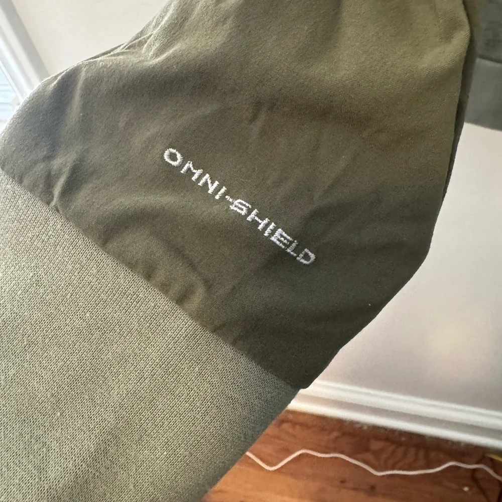 Columbia Green Zip Up Sweater with Two-Tone Design